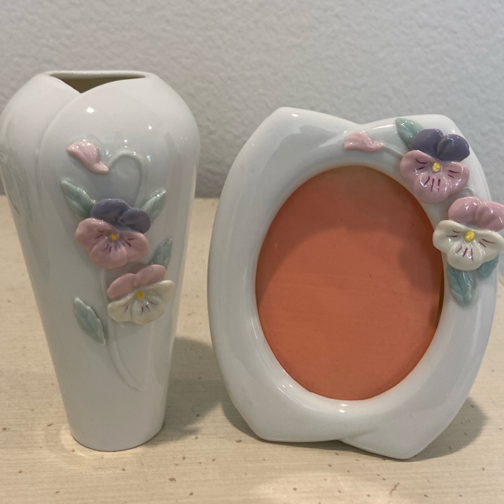 Vintage Vase & Frame Set, 1987 RoyalCarltonArnary Imports Inc, perfect condition